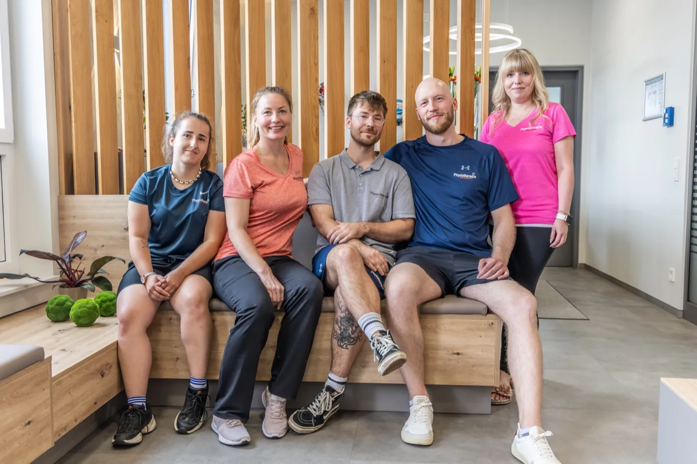 Das Team der Physiotherapie Anne Schimpf in seinen Praxisräumen in Halle (Saale)