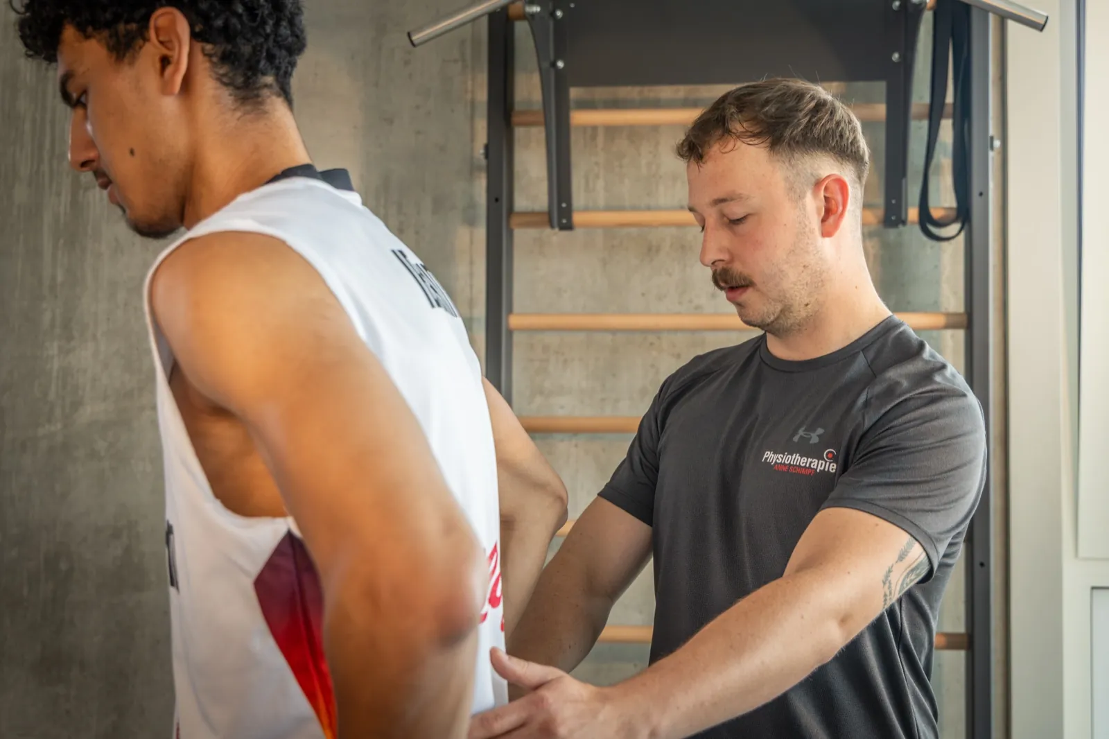 Physiotherapeut bei der Behandlung eines Leistungssportlers