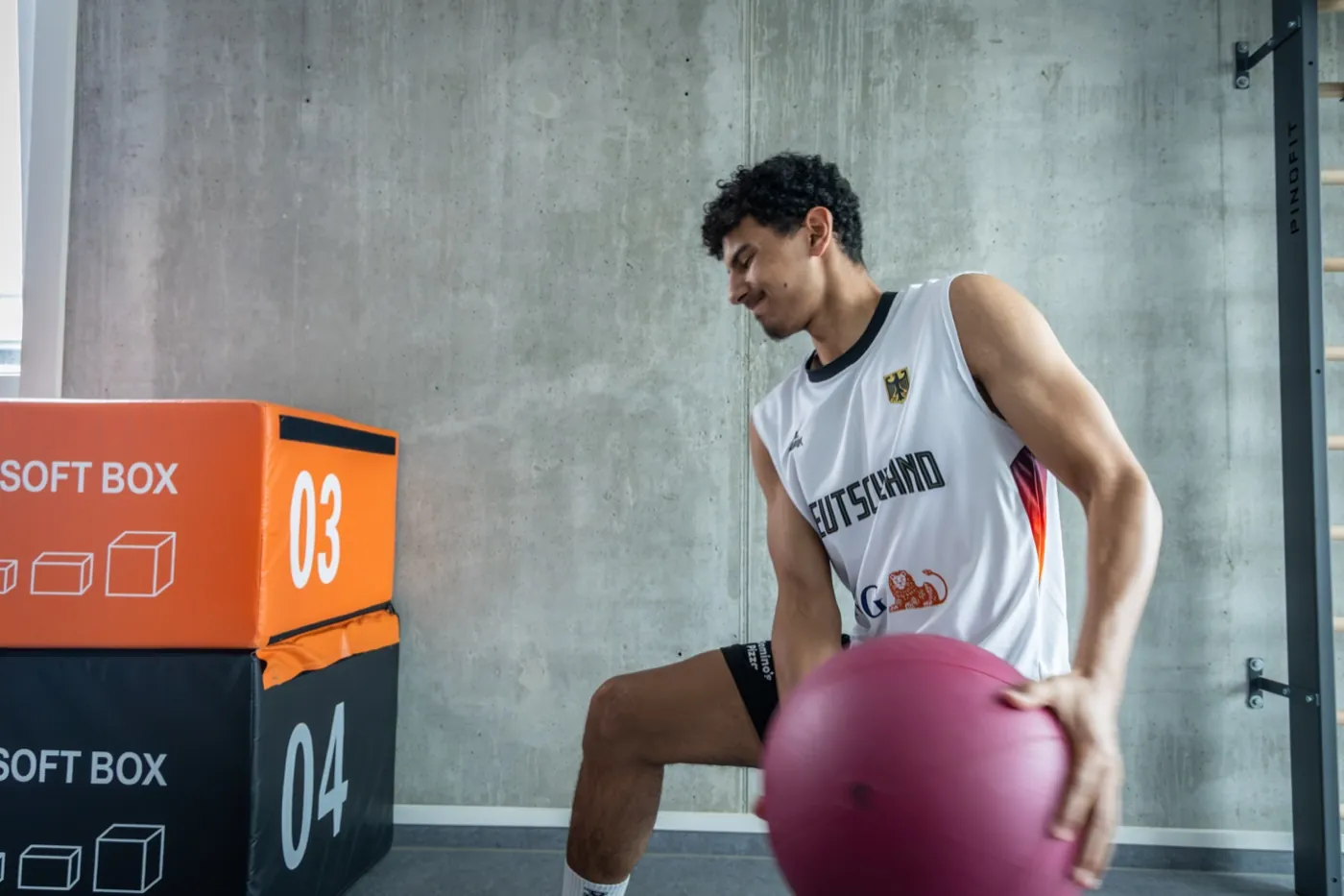 Sportler beim Krafttraining mit Medizinball im Athletic Loft